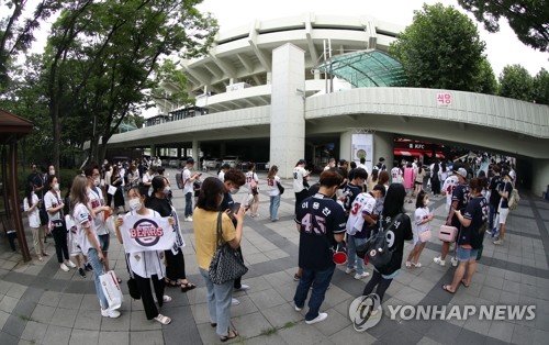 응원가 부르고 환호성까지…관중 입장 첫날 아쉬운 풍경