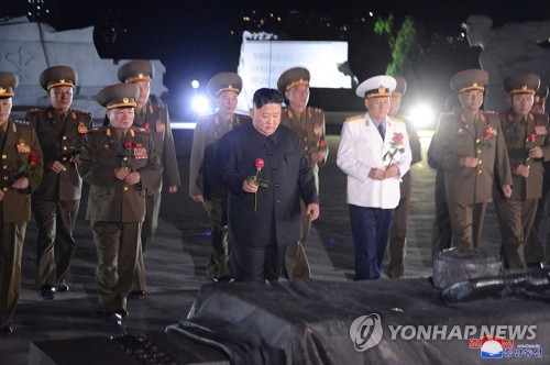 김정은, 정전 67주년 맞아 군부 격려…권총 수여·전사자묘 참배(종합)