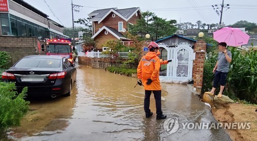 잠기고 쓰러지고…충북 최고 123mm 폭우 피해 속출(종합)