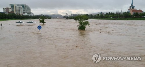 "차가 둥둥, 주민들 보트 타고 대피"…물폭탄 대전 삼켰다