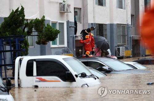 "차가 둥둥, 주민들 보트 타고 대피"…물폭탄 대전 삼켰다