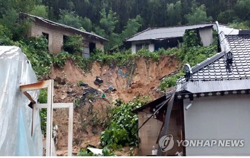 전북에 시간당 100㎜ '장대비'…침수·붕괴에 이재민 3명 발생(종합2보)