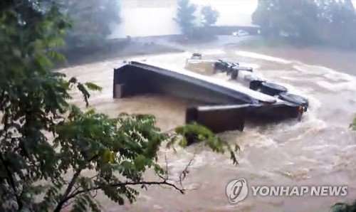 대전 20년 만의 기록적 폭우…물바다된 아파트서 보트 대피