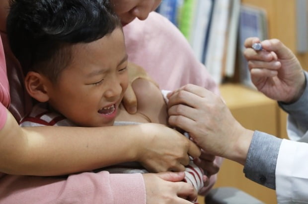 코로나19 장기화에 따라 올 가을·겨울 독감과 동시 유행이 우려되자 정부는 독감 백신 무료접종 대상자를 대폭 늘렸다. 사진은 지난해 독감 백신 무료 접종 대상 어린이가 예방접종을 하는 모습. /사진=연합뉴스사진=연합뉴스