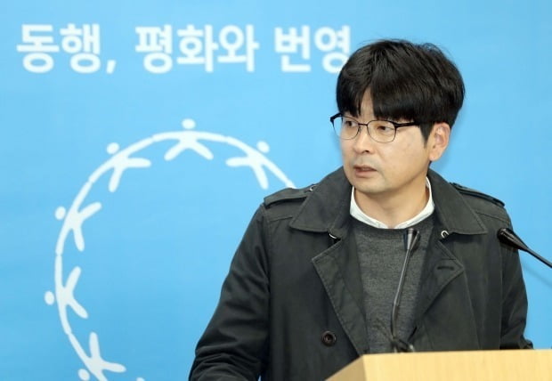 靑, 탁현민 의혹 즉각 '부인'…"측근에 일감몰아주기? 사실무근"