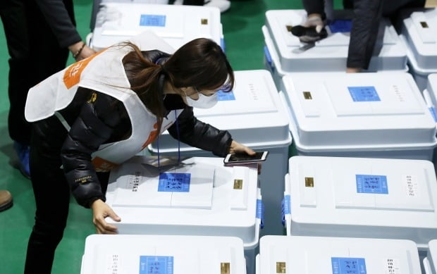 국민 2명 중 1명이 내년 재·보궐 선거에서 야당 후보가 당선돼야 한다고 응답한 것으로 나타났다./사진=연합뉴스