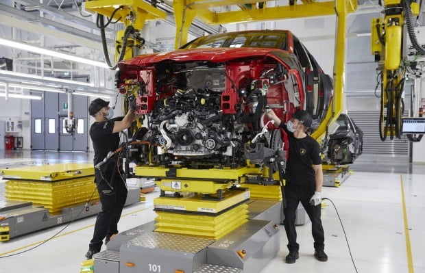 이탈리아 슈퍼카 브랜드 오토모빌리 람보르기니 공장에서 직원들이 차량을 조립하고 있다. 사진=오토모빌리 람보르기니