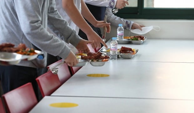 20일 서울 동덕여고 급실식 수돗물에서 이물질이 발견돼 급식이 중단되고, 1·3학년 학생 600여명이 귀가 조치 됐다. 사진은 기사와 무관함. /사진=연합뉴스