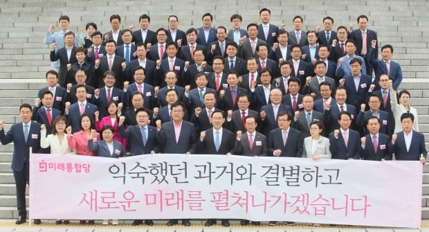 미래통합당 주호영 원내대표, 이종배 정책위의장과 제21대 국회 당선인들이 22일 당선자 워크숍을 마친 뒤 국회 본관 앞 계단에서 '익숙했던 과거와 결별하고 새로운 미래를 펼쳐나가겠습니다' 현수막을 들고 기념촬영하고 있다. 사진=연합뉴스