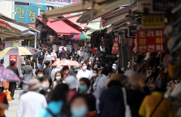 서울 남대문시장에서 시민과 관광객 등이 쇼핑을 즐기고 있다. 사진=연합뉴스