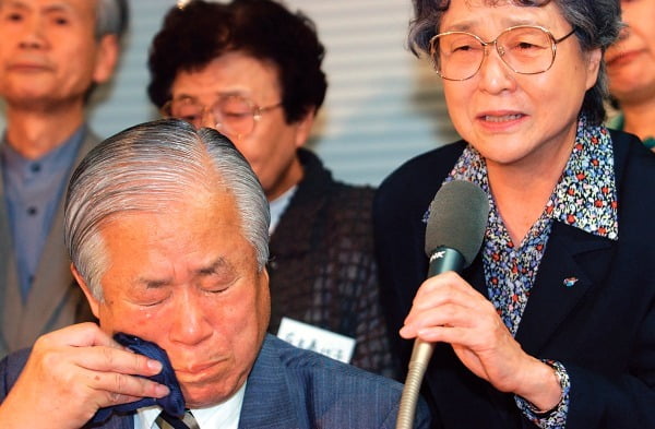 북한의 일본인 납치사건 피해자를 상징하는 인물로 알려진 요코타 메구미(납치당시 13세)의 아버지인 요코타 시게루(橫田滋·87)씨가 지난 2002년 9월 도쿄에서 기자회견을 하던 중 눈물을 훔치고 있다. 시게루씨는 지병으로 입원하고 있던 가와사키(川崎) 시내의 한 병원에서 5일 오후 숨졌다