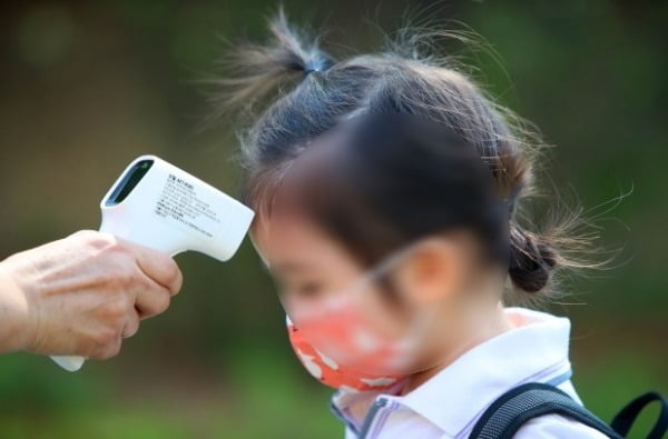 지난 6월 대구시 중구 대구 백합어린이집에서 어린이가 교실에 들어가기 전 발열 체크를 받고 있다.  /사진=연합뉴스(기사와 무관)