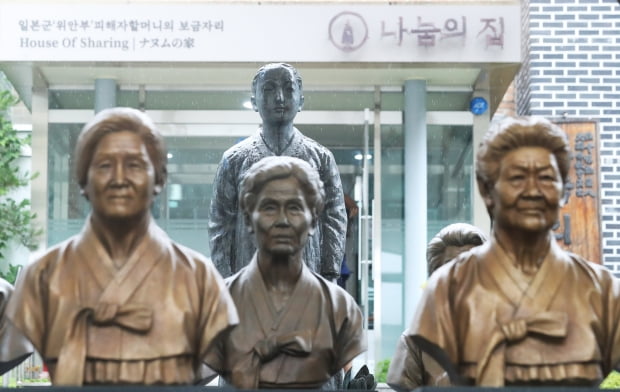 시민단체 등으로 구성된 '사회복지법인 대한불교조계종 나눔의집 사건 진상조사위원회'가 나눔의 집 법인·시설 측과 첫 면담을 진행한 지난 6월 24일 오후 경기도 광주시 나눔의 집에 설치된 평화의 소녀상이 비를 맞고 있다. 사진=연합뉴스