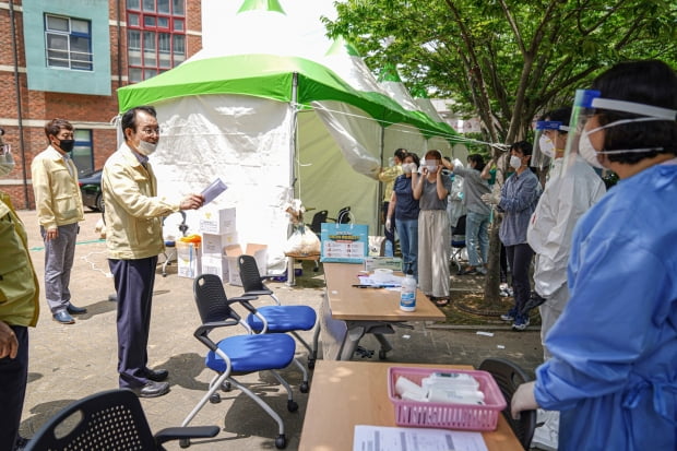 지난달 28일 전남 목포시의 한 중학교에서 코로나19 확진자가 발생하자 교직원과 전교생을 대상으로 검사가 진행되고 있다. 사진=연합뉴스