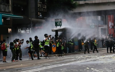 오토바이 몰고 경찰 돌진한 시위대, 홍콩보안법 '첫 기소'