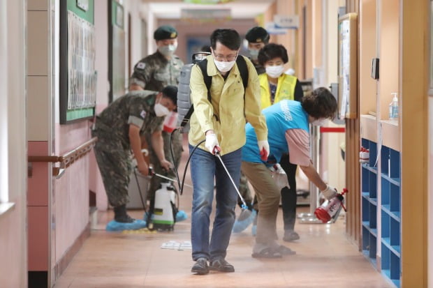 오는 6일 재개되는 등교수업에 대비해 3일 광주 북구 한 초등학교를 소독하고 있다. / 사진=연합뉴스