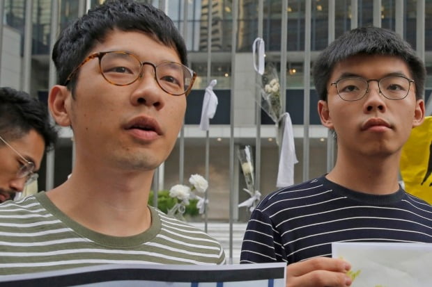 홍콩의 민주화 인사인 네이선 로 전 데모시스토당 주석(왼쪽)이 홍콩 국가보안법(홍콩보안법) 시행을 피해 해외로 망명했다. 그는 조슈아 웡(오른쪽) 등과 함께 2014년 대규모 민주화 시위인 '우산 혁명'을 주도했다. 사진은 두 사람이 지난해 6월 민주화 시위에 참여해 언론 인터뷰를 하는 모습. AP연합뉴스