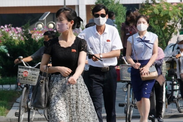 북한 주민들이 마스크를 쓰고 려명 거리를 걸어가고 있다.(사진=연합뉴스)
