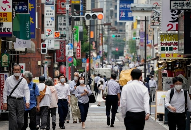 일본 도쿄 시민들이 상점 밀집 거리를 걷고 있다.(사진=EPA=연합뉴스)