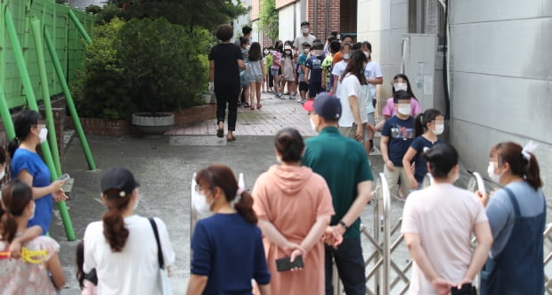 5일 서울 중랑구 묵현초등학교에 마련된 임시 선별진료소에서 학생들이 검사를 기다리고 있다. 중랑구는 묵현초 학생 1명이 신종 코로나바이러스 감염증(코로나19) 확진 판정을 받았다고 전날 밝혔다. 사진=연합뉴스