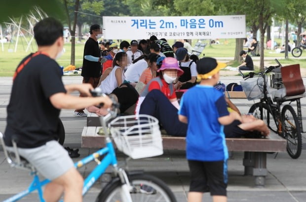 코로나19가 비수도권으로까지 번지면서 방역 당국에 비상이 걸린 가운데 정부는 "사회적 거리두기를 상향할 수준은 아니다"고 평가했다. /사진=연합뉴스