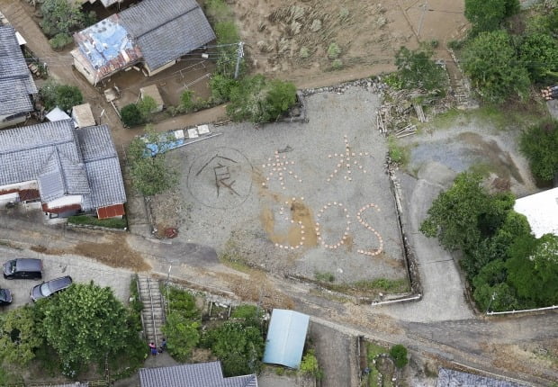 피해를 본 구마모토현 주민들이 마을 공터에 '쌀·물·SOS'라는 문자를 크게 써 도움을 요청하는 장면이 항공 촬영으로 포착되기도 했다./사진=연합뉴스