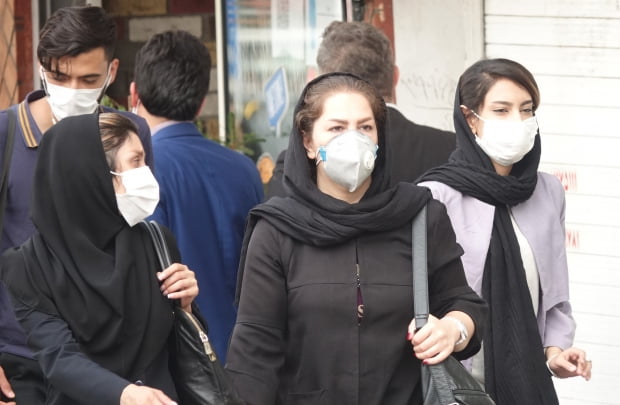이란 정부는 신종 코로나바이러스 감염증(코로나19)가 재확산함에 따라 5일(현지시간)부터 실외와 실내 대중시설에서 마스크를 의무로 쓰는 방역 정책을 시행했다. 사진=연합뉴스