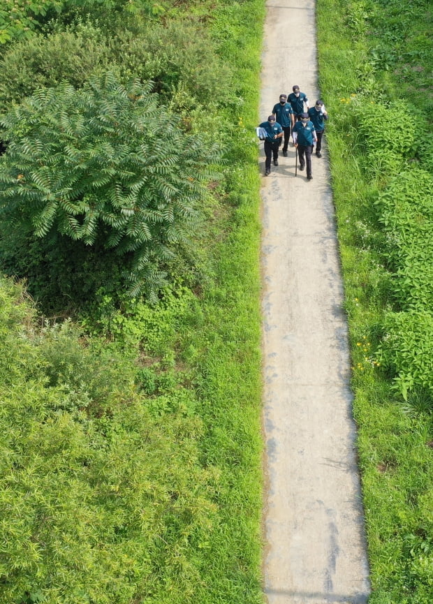 코로나19 확진 판정을 받은 60대 남성이 잠적해 7일 오전 광주 동구 하천변에서 경찰이 수색하고 있다. 잠적한 남성은 전날 오후 11시께 보건당국으로부터 광주 118번째 확진 판정을 받았다는 연락을 받은 뒤 휴대전화를 끄고 사라졌다. 사진=연합뉴스