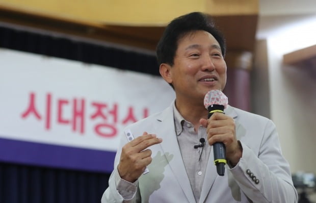 가수 안치환의 신곡 '아이러니'를 들은 오세훈 전 서울시장이 "좌파진영이 부럽다"는 소감을 밝혔다. /사진=연합뉴스