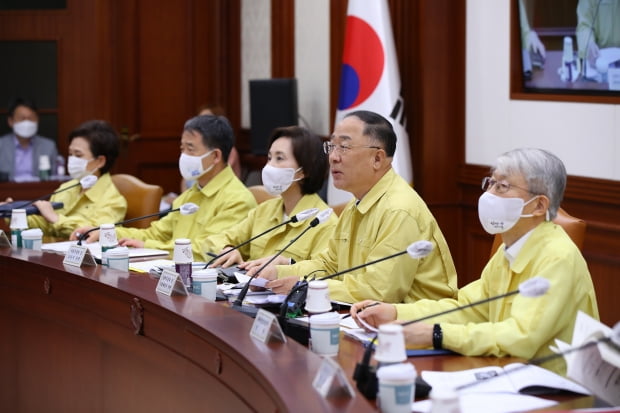  홍남기 경제부총리 겸 기획재정부 장관이 10일 오전 정부서울청사에서 열린 비상경제 중앙대책본부 회의를 주재하고 있다.  사진=연합뉴스