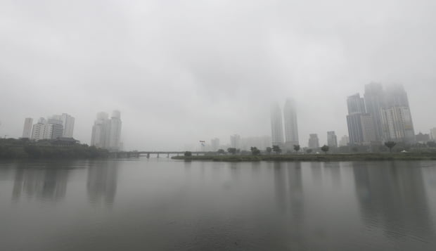 울산에 한때 호우경보가 내려진 지난 10일 오후 태화강 일대가 비로 흐릿하게 보이고 있다. 사진=연합뉴스