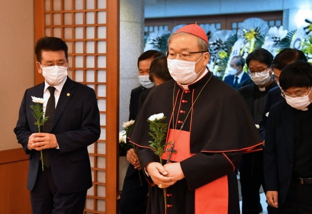 염수정 추기경이 11일 서울대병원 고 박원순 시장의 빈소를 조문하고 있다. /사진=연합뉴스