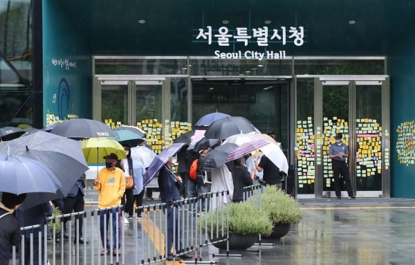 시청광장에 모인 시민들.사진=연합뉴스