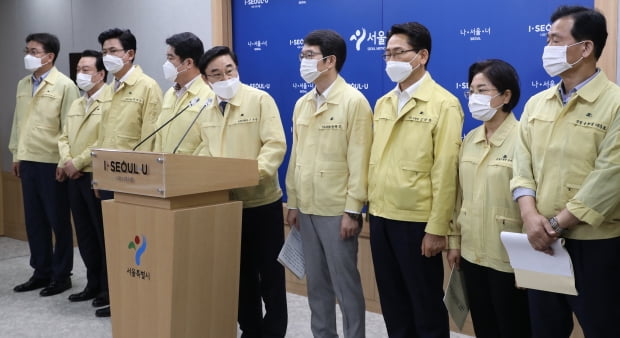 이동진 서울시 구청장협의회장(도봉구청장)이 14일 서울시청에서 시장 공석과 관련한 구청장협의회 입장문을 발표하고 있다. 협의회는 