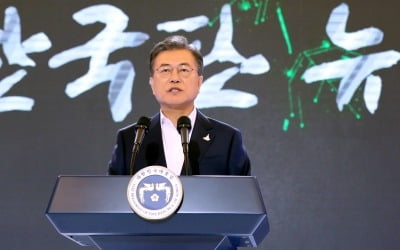 [속보] 文 "한국판 뉴딜에 2025년까지 114조 직접 투자"