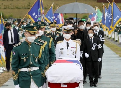 故백선엽 장군, 전투복 수의 입고 영면…대전현충원 안장