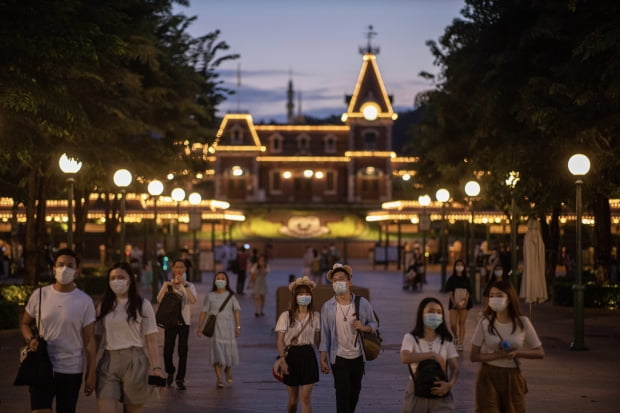 14일 홍콩 디즈니랜드를 찾은 시민들이 관람을 마치고 돌아가고 있다. 홍콩 디즈니랜드는 신종 코로나바이러스 감염증(코로나19) 재확산에 따라 15일부터 21일까지 문을 닫을 예정이다. 사진=연합뉴스