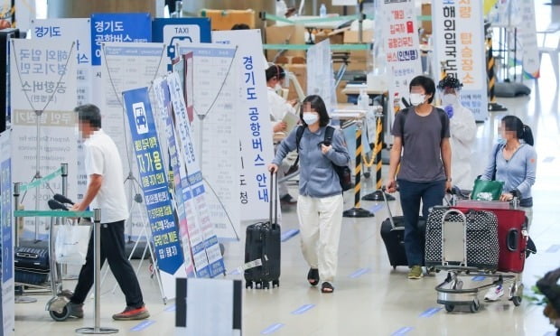 코로나19 해외유입 감염이 증가하고 있는 가운데 부산에서 자가격리를 위반한 60대 해외입국자가 경찰에 고발당했다. 사진은 인천국제공항 입국장에서 관계자의 안내를 받아 이동하는 입국객들 모습. /사진=연합뉴스