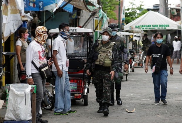 필리핀에서 수도권인 메트로 마닐라를 중심으로 신종 코로나바이러스 감염증(코로나19)이 재확산하면서 마닐라에 준봉쇄령이 다시 내려질지 주목되고 있다./사진=AP