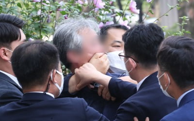 경찰, 문 대통령에 신발 던진 50대 남성 구속영장 신청