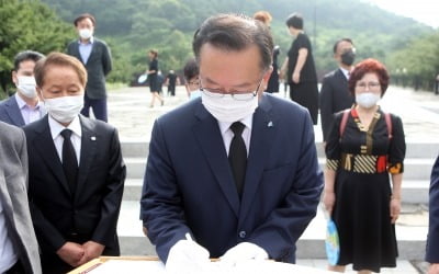 봉하 찾은 김부겸 "나라·당 어려운 때…노무현 뜻 묻고 싶어"