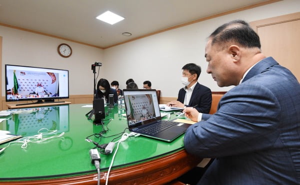 홍남기 경제부총리 겸 기획재정부 장관이 지난 18일 정부서울청사에서 화상으로 열린 '제3차 G20 재무장관·중앙은행총재회의'에 참석해 있다. 연합뉴스