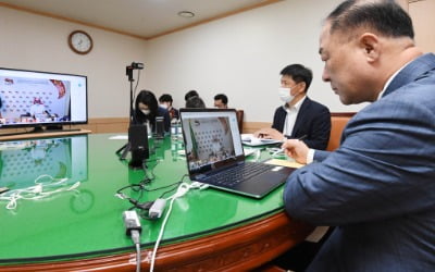 홍남기 "세계경제 회복 위해선 방역·경제 균형 필요"