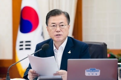 문 대통령 "방역 인력에 최소한의 휴식 보장해야"