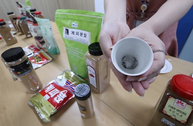 한국소비자원은 21일 시판 되는 일부 향신료의 안전성을 점검한 결과 후추 등 14개 제품에서 기준치를 초과하는 쇳가루가 검출됐다고 밝혔다. /사진=연합뉴스