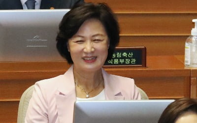 탄핵안 접수 소식에 보란듯 웃은 추미애