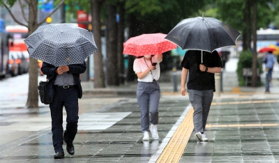 서울 전역 '호우주의보'…"우산 써도 무릎 아래 젖어"