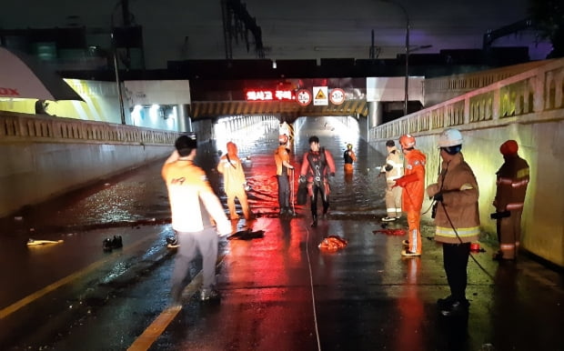 23일 많은 비가 내린 부산 동구 초량동 부산역 인근 제1지하차도에 출동한 소방대원들이 구조작업을 벌이고 있다. 사진=연합뉴스