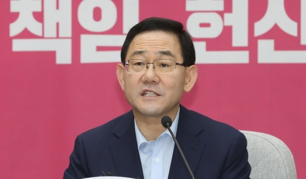 주호영 미래통합당 원내대표는 26일 '나라가 니꺼냐'는 키워드가 연일 포털사이트 검색어 상위에 노출되는 것과 관련 정부여당을 향해 