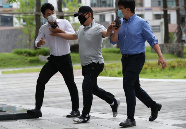 접촉사고 처리부터 하라며 구급차를 막아 응급환자를 사망에 이르게 했다는 논란의 당사자인 택시기사 최모씨가 24일 서울동부지법에서 열리는 영장실질심사에 출석하고 있다.  /연합뉴스